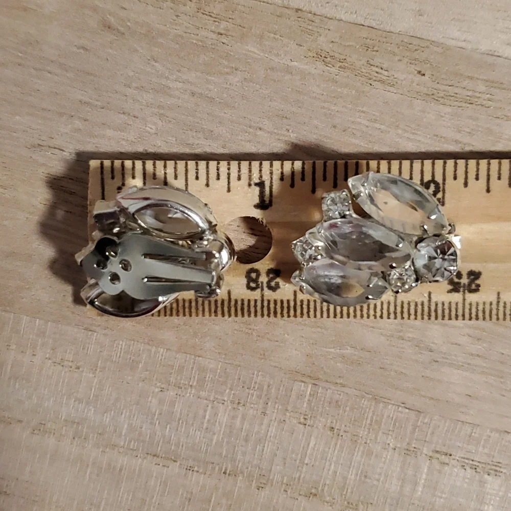 Vintage Silvertone clear rhinestones prong set clip ons unsigned - Picture 6 of 6